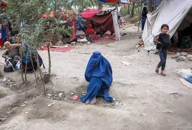 逃离塔利班掌控地区的女性说，她们被迫穿上罩袍。