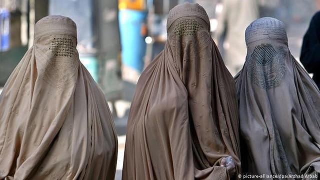 被塔利班占领的城市：枪炮声平息，妇女重新穿上罩袍（组图） - 1