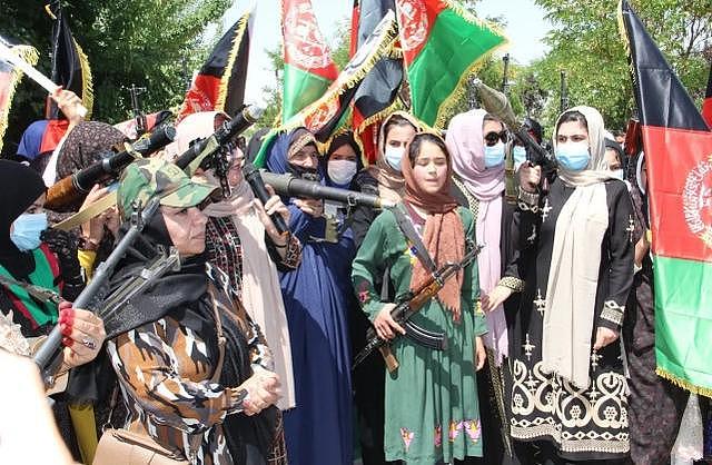 被塔利班占领的城市：枪炮声平息，妇女重新穿上罩袍（组图） - 4