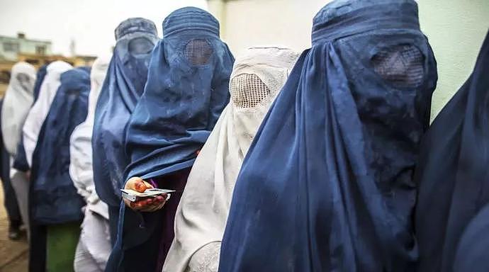 被塔利班占领的城市：枪炮声平息，妇女重新穿上罩袍（组图） - 2