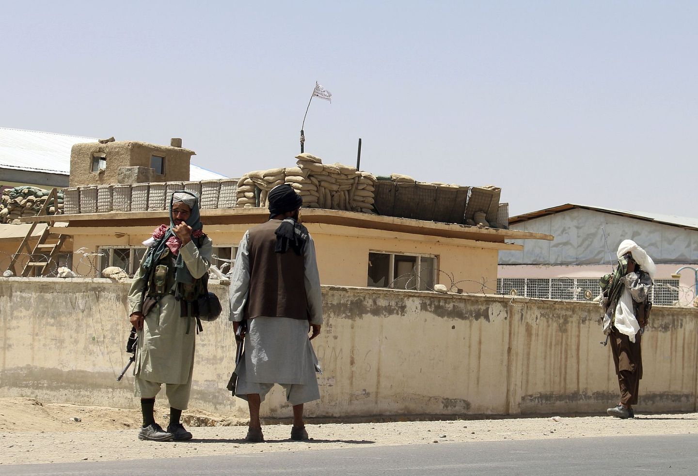 图为2021年8月13日，阿富汗加兹尼有塔利班战士驻守。（AP）