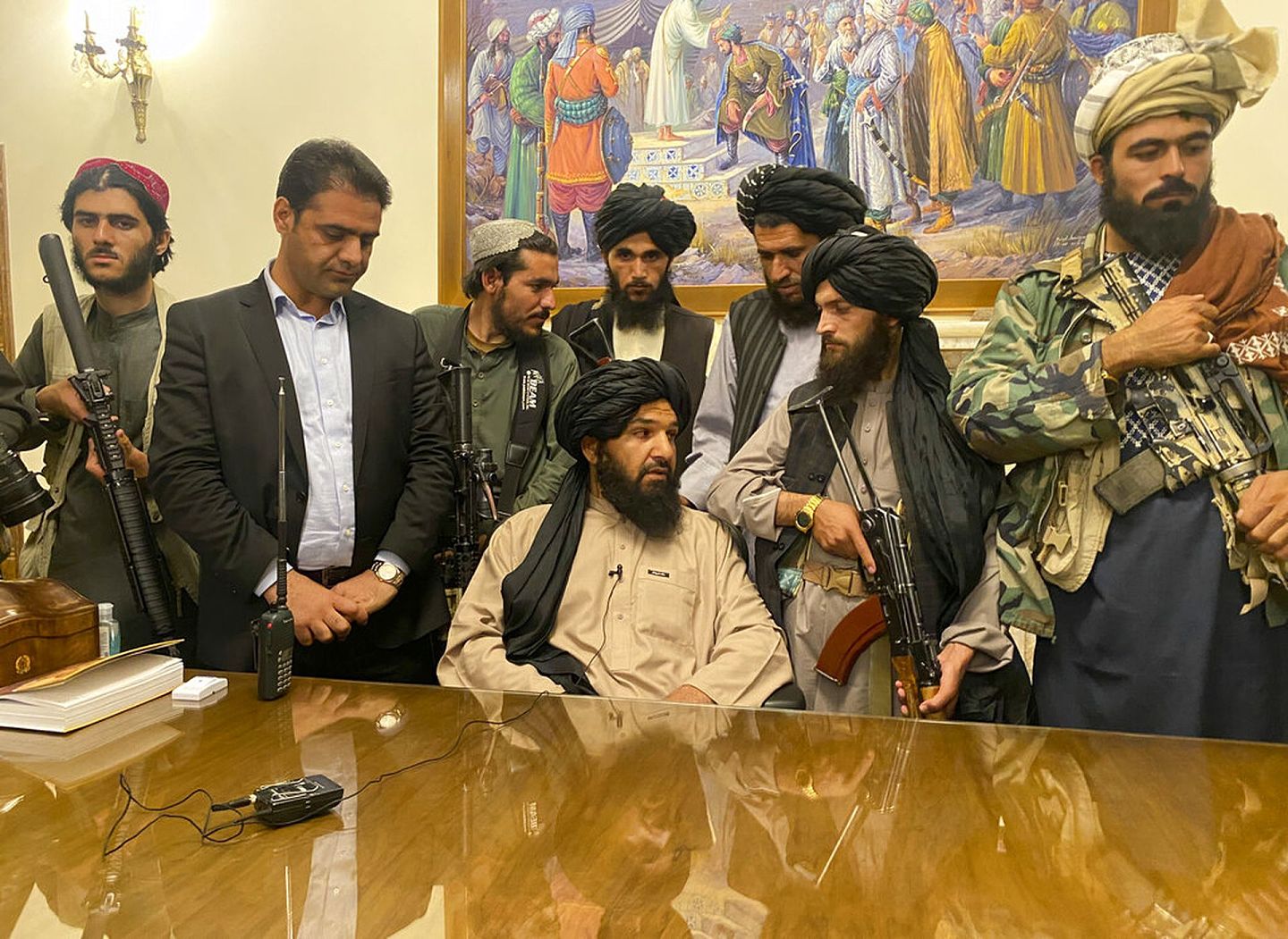 塔利班成员在总统府内部交谈。（AP）