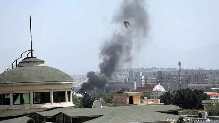 早些时候，美国驻喀布尔大使馆冒出滚滚浓烟，在塔利班进入喀布尔后，外交官们紧急销毁敏感文件