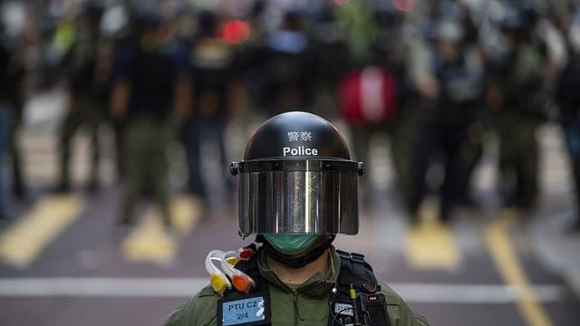 在香港街头戒备的防暴警察（6/9/2020）