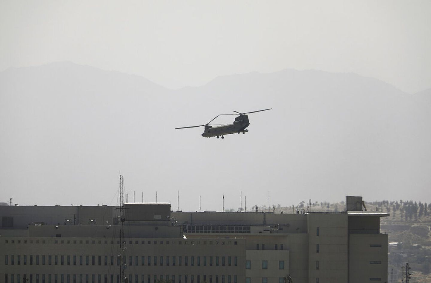 8月15日，美国直升机在美国驻阿富汗大使馆上空盘旋。（AP）
