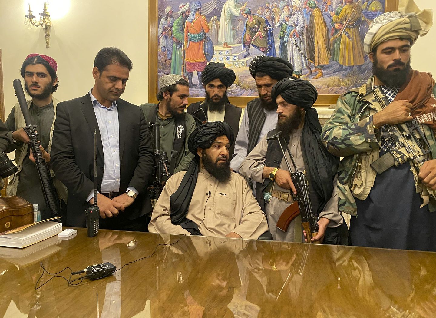 2021年8月15日星期日，阿富汗总统阿什拉夫·加尼 (Ashraf Ghani) 在阿富汗喀布尔逃离该国后，塔利班战士控制了阿富汗总统府。(AP Photo/Zabi Karimi)