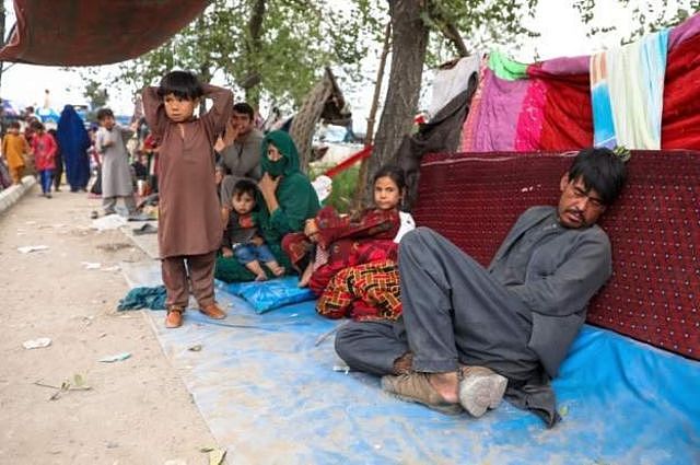 阿富汗北方省份的居民逃到喀布尔后把公园当作避难所