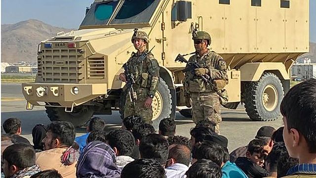 阿富汗人和美军士兵在喀布尔机场