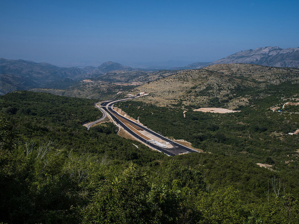 中国建造的新高速公路穿过黑山山脉，耗资近10亿美元。