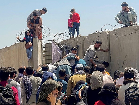 ▲▼男子拉着一名女孩进入阿富汗喀布尔的哈米德卡尔扎伊国际机场。 （图／路透）