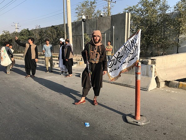 ▲▼一名塔利班成员站在阿富汗喀布尔的内政部外。 （图／路透）