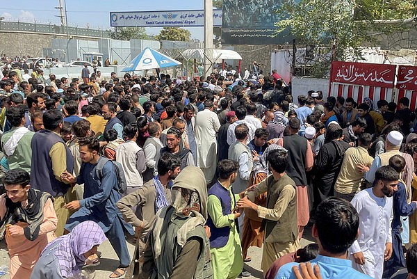 ▲▼人们试图进入阿富汗喀布尔的哈米德卡尔扎伊国际机场。 （图／路透）