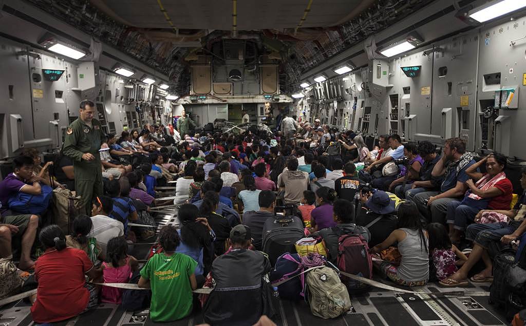 2013年，C-17载运台风受灾户的人们。 (图/美国空军)