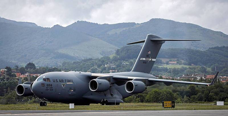 外媒报导，美空军一架C-17运输机就在逃难潮中一次运送了约800人到安全处。 C-17示意图。 （欧新社）