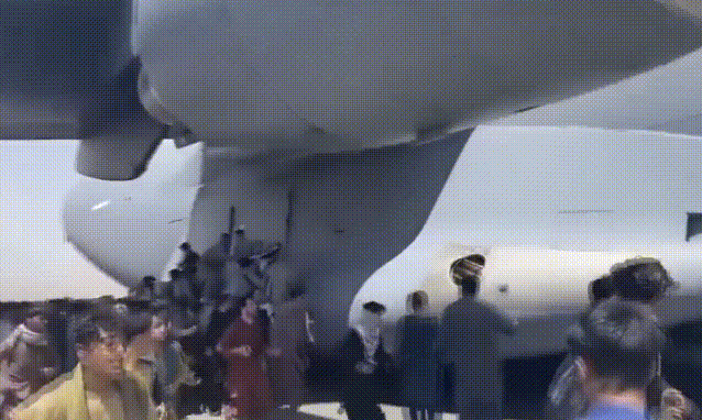 阿富汗逃亡者扒美军运输机3人摔死，人扒在飞机外边能坚持多久？（视频/组图） - 3