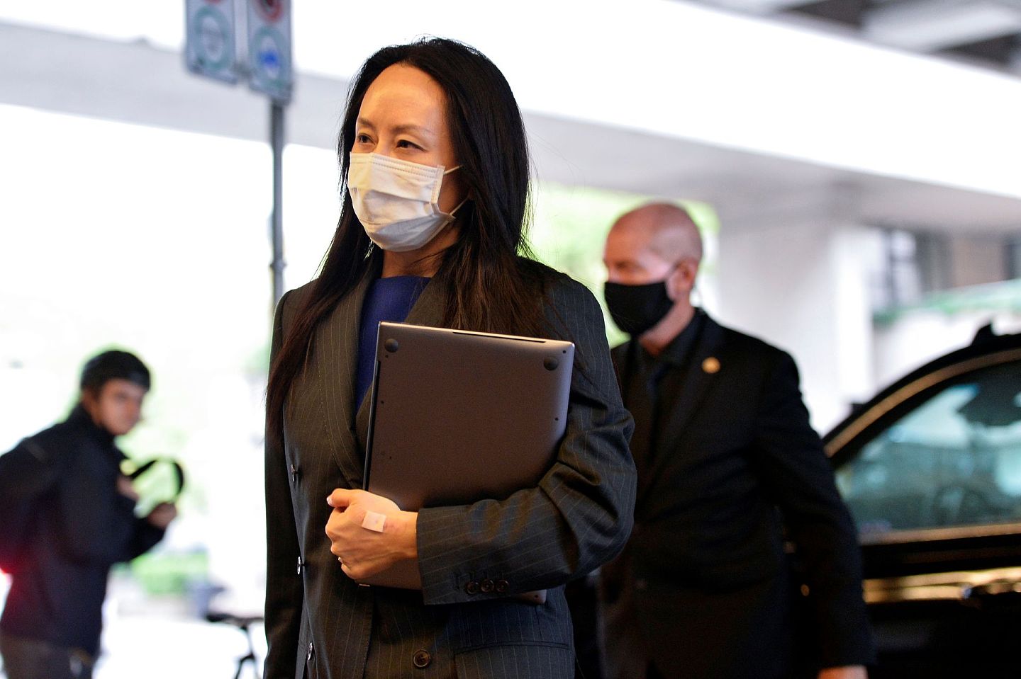 图为8月16日，华为副董事长孟晚舟抵远加拿大温哥华法院继续聆听审讯。（Reuters）
