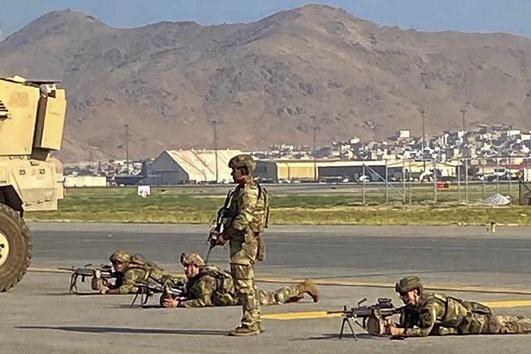 周一，美国士兵试图保护喀布尔机场。所有民用航班一度停飞。
