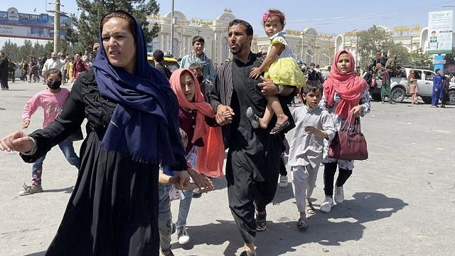 阿富汗喀布尔一个家庭徒步赶往卡尔扎伊国际机场试图逃离阿富汗（16/8/2021）