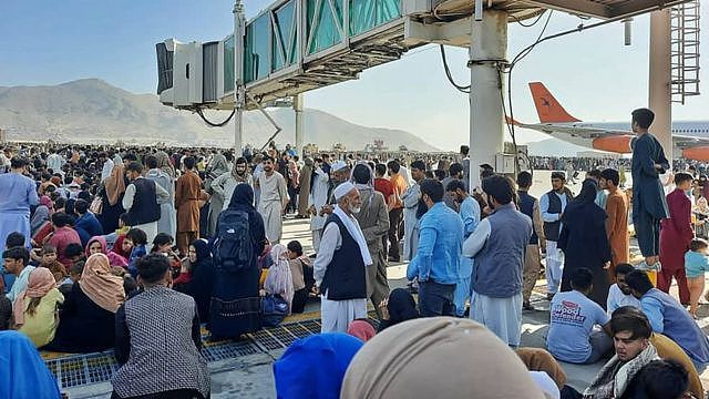 阿富汗喀布尔卡尔扎伊国际机场停机坪挤满试图逃离阿富汗的老百姓（16/8/2021）
