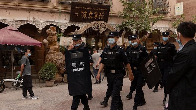 新疆喀什防暴警察在市集巡逻（4/5/2021）