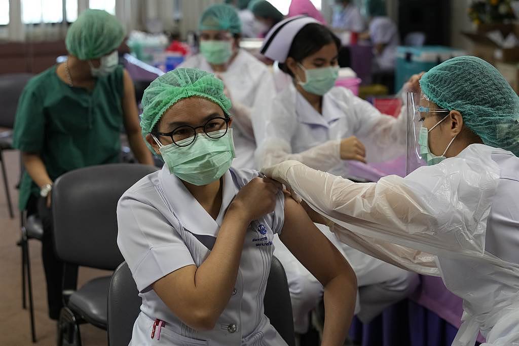 由于先前传出逾600名医护接种科兴疫苗却仍染疫，让泰国宣布补打其他疫苗。 (图/美联社)