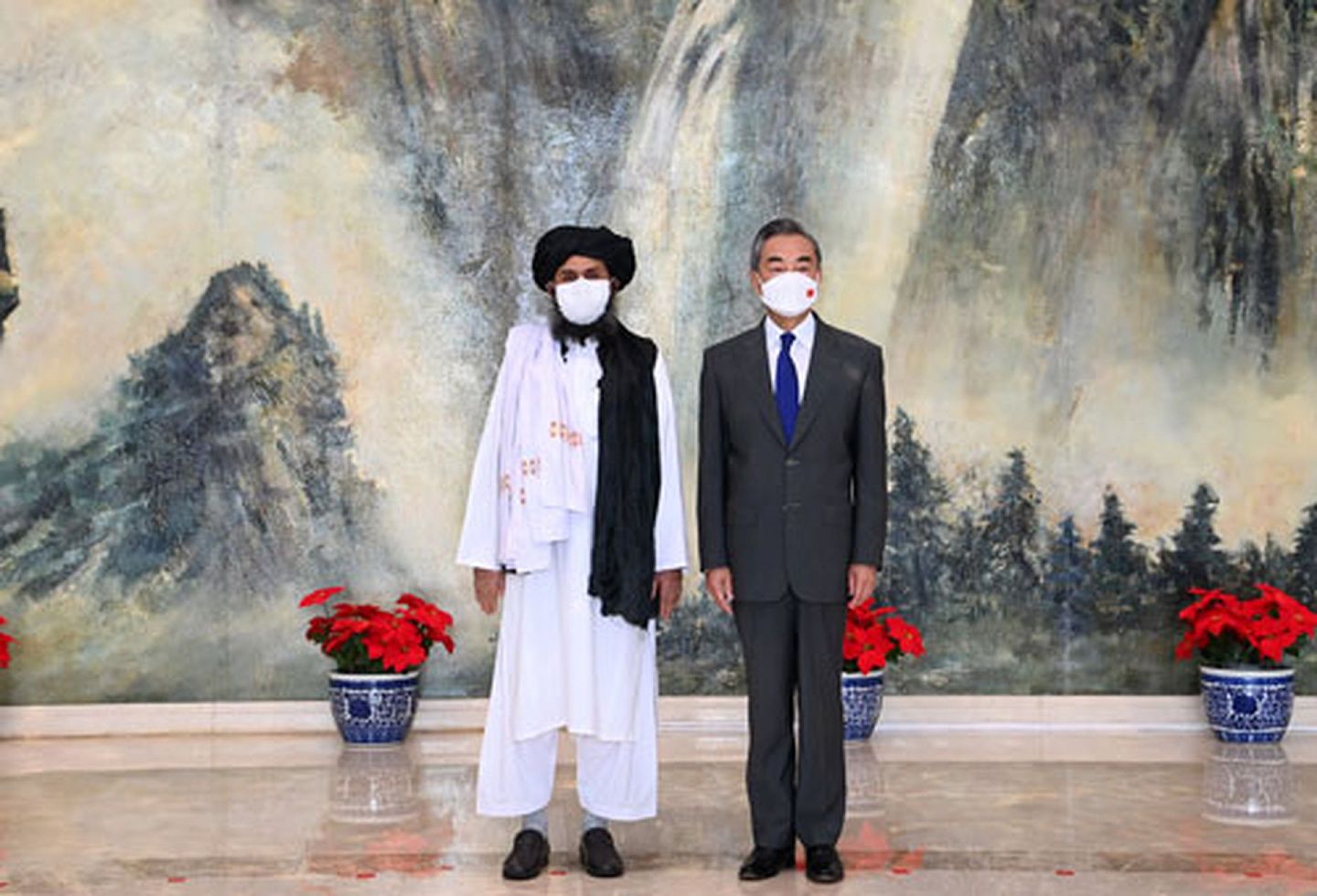 2021年7月28日，王毅与阿富汗塔利班政治委员会负责人巴拉达尔（Mullah Abdul Ghani Baradar）合影。（中国外交部官网）