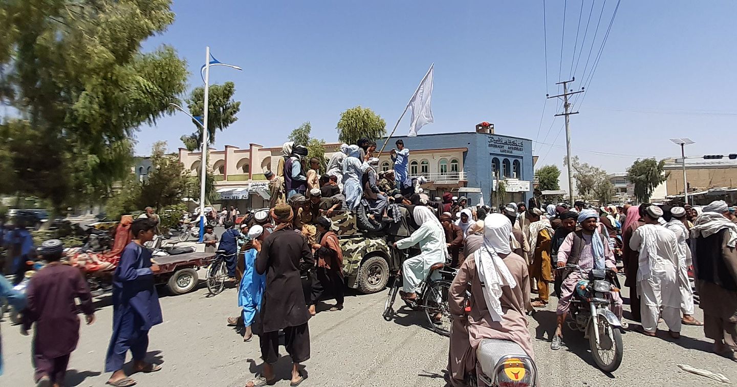 2021年8月13日，阿富汗塔利班武装人员在阿富汗第二大城市坎大哈街头巡逻。（新华社）