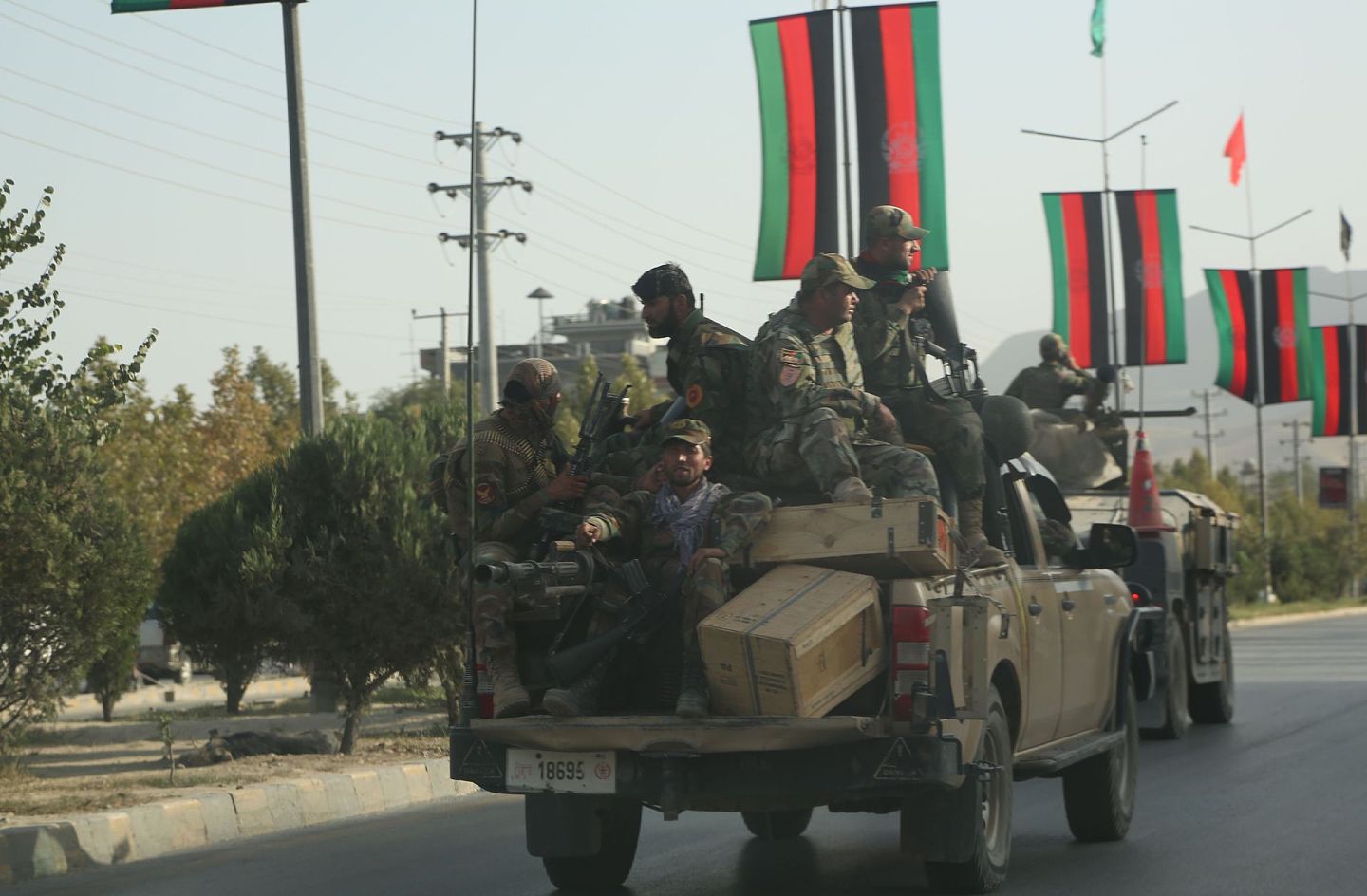 2021年8月15日，在阿富汗首都喀布尔拍摄的政府军车队。（新华社）