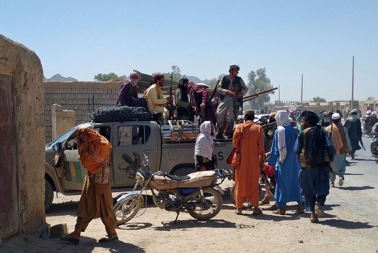 8月11日，塔利班武装分子乘坐带有阿富汗情报部门标志的汽车在法拉市巡逻。（AP）