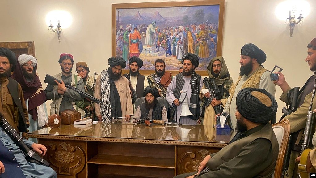 塔利班武装人员占领喀布尔的阿富汗总统府。(2021年8月15日)