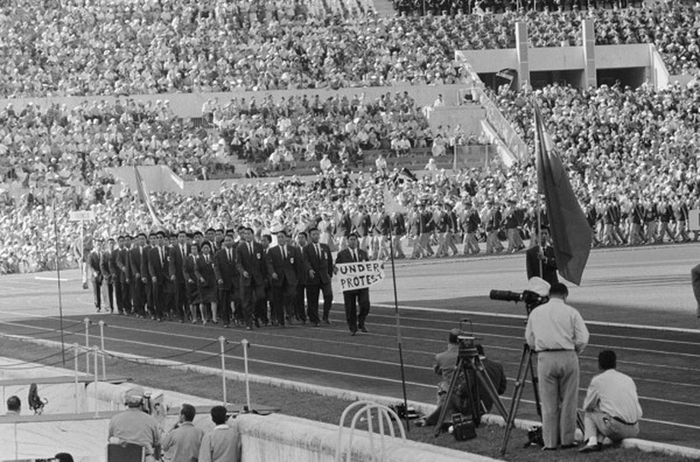 1960年罗马奥运会，因为无法以“中国”名称出席奥运会，在中国台湾地区的领队林鸿远在经过主席台时举标语抗议。（国际奥委会官网）