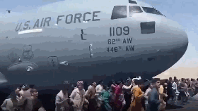 视频 | 第一视角看阿富汗人扒美国飞机：神色平静挤在一起，还冲人群挥手