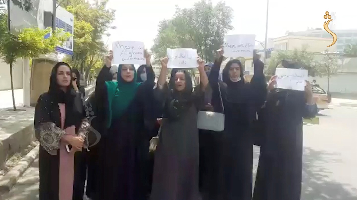 ▲▼ 阿富汗一群妇女17日走上喀布尔街头，要求塔利班保障女权。 （图／路透）