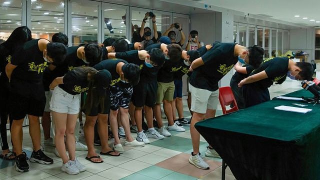 香港大学学生会成员就评议会七一刺警案决议鞠躬道歉（9/7/2021）