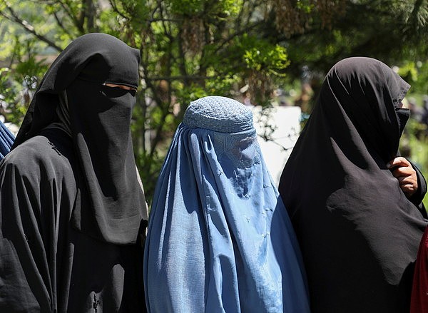 ▲▼阿富汗妇女在塔利班掌权后被规定要穿全身罩袍才能外出，女权20年来取得的巨大进步恐毁于一旦。 （资料照／路透）