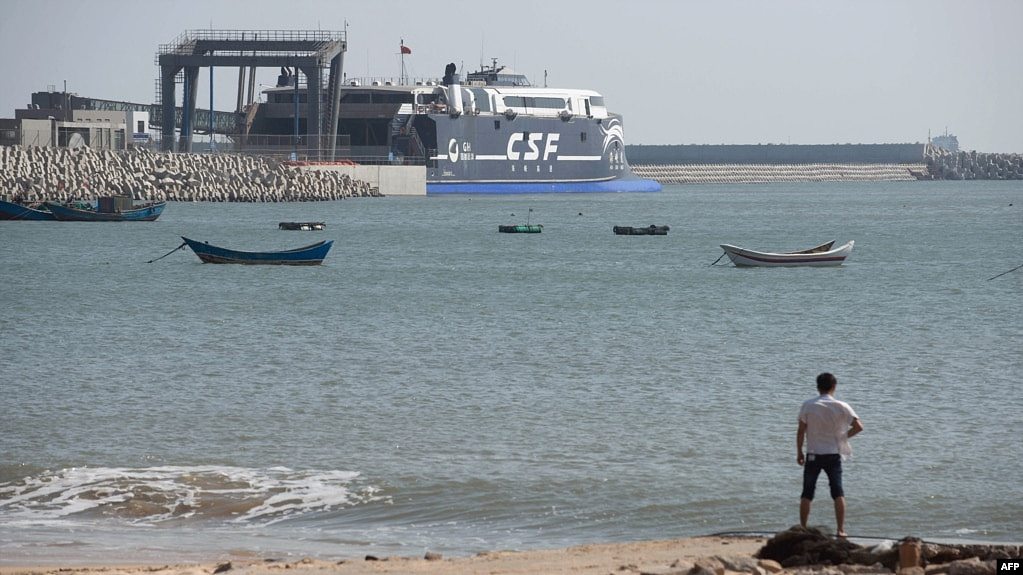 资料照：中国大陆距离台湾最近的福建省平潭岛上的一个码头停泊着一艘将要穿越台湾海峡前往台湾的渡轮。 （2013年10月24日）