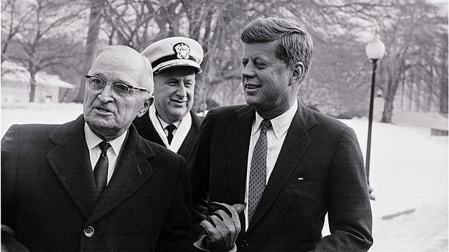 美国总统杜鲁门和肯尼迪（右）