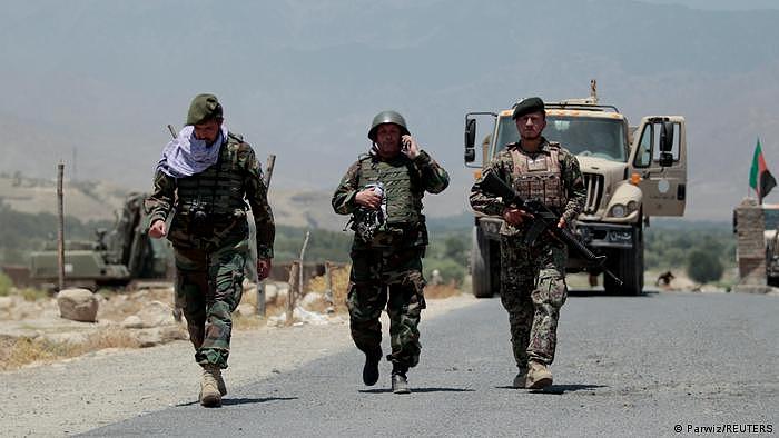 Afghanische Soldaten erobern den Kontrollpunkt der Taliban in Laghman 