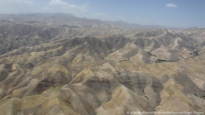 阿富汗的瓦罕走廊地区与中国接壤，拥有76公里的共同边境