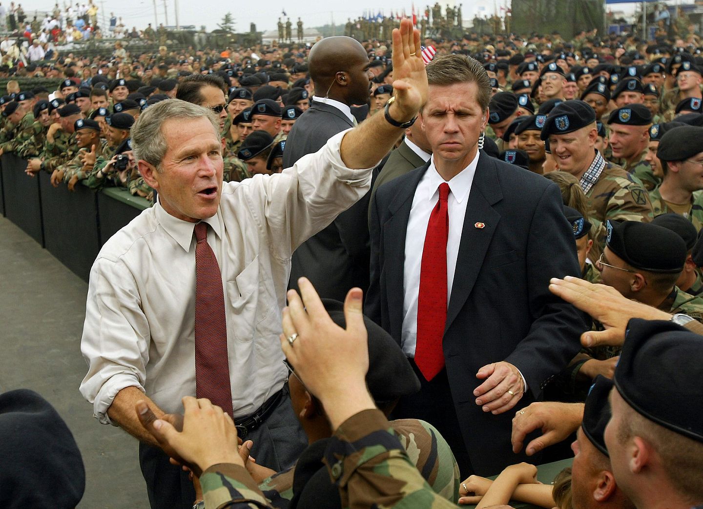 2002年，时任美国总统小布什在纽约迎接第10山地师的士兵。该师是9·11事件后，美军在阿富汗搜索塔利班的主要作战部队。（Getty）