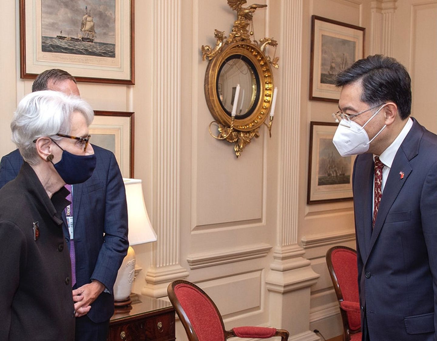 美国副国务卿舍曼（Wendy Sherman）（左）于8月12日会见中国新任驻美国大使秦刚（右），秦刚会后表示，他在会谈中向舍曼强调，台湾问题是中美关系中最重要、最敏感的问题，并明确阐述了中方立场。（中国驻美国大使馆）