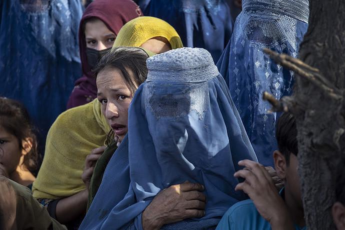 阿富汗女性被迫再次穿罩袍：悲望恐惧，歧视离异女性与绝境下的抵抗，价格涨了10倍（组图） - 1