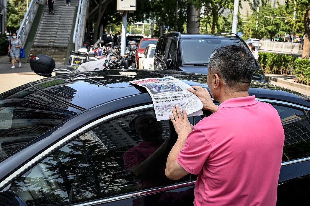 周二，北京一名男子在读中国政府支持的民族主义小报《环球时报》上一篇关于阿富汗政府垮台的报道。