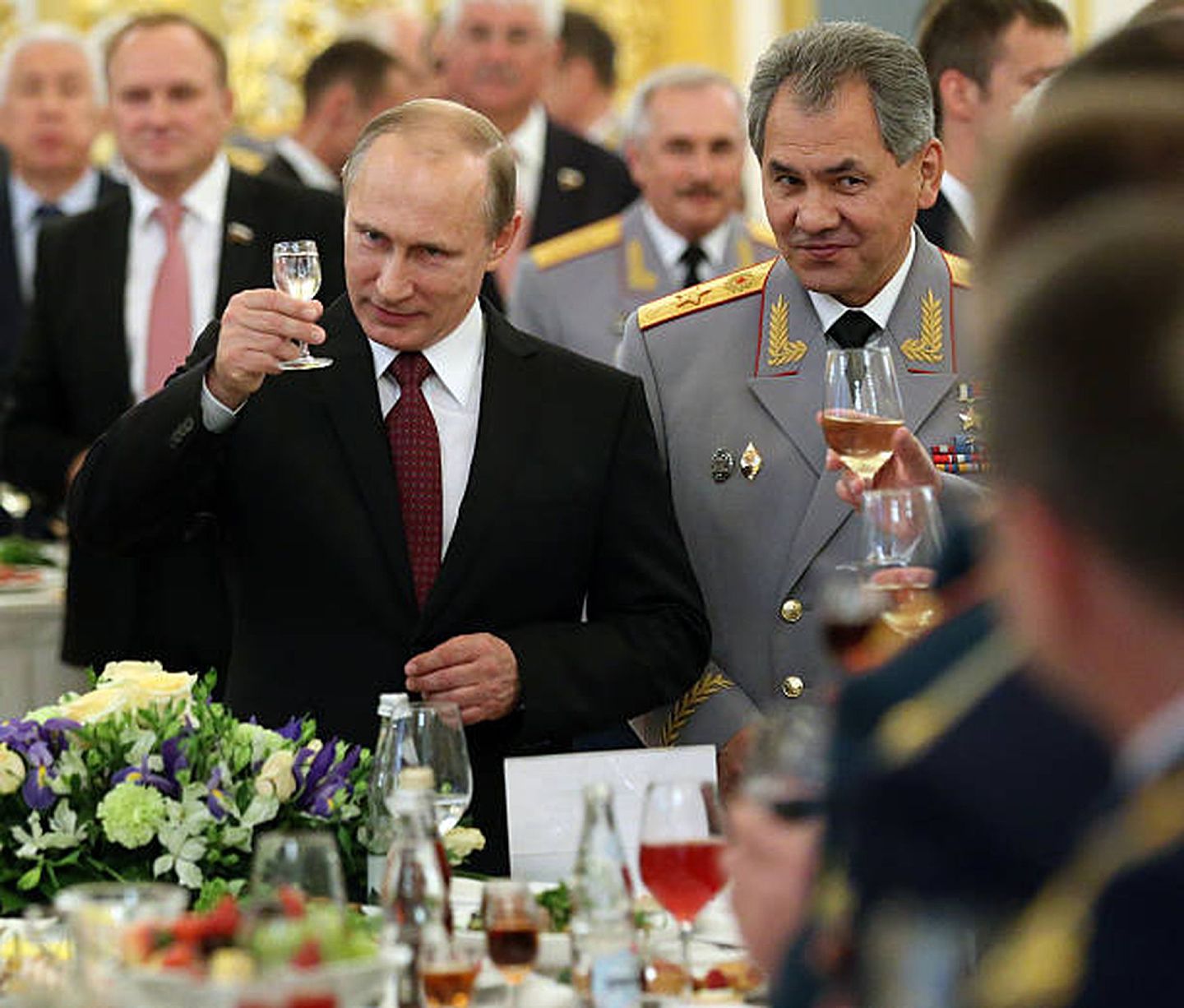 2014年6月26日，莫斯科克里姆林宫，俄罗斯总统普京在防长绍伊古的陪同下共同出席一年一度的全俄优秀军校毕业生招待酒会。（Getty Images）
