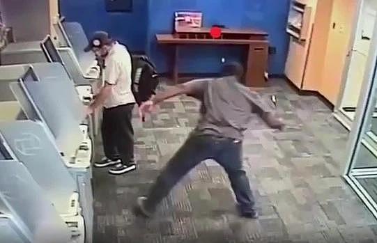 银行监控视频录下了惊人一幕：一非裔男子手持短斧朝他的脸部和腿部狂砍十几斧，鲜血直溅（视频/组图） - 1
