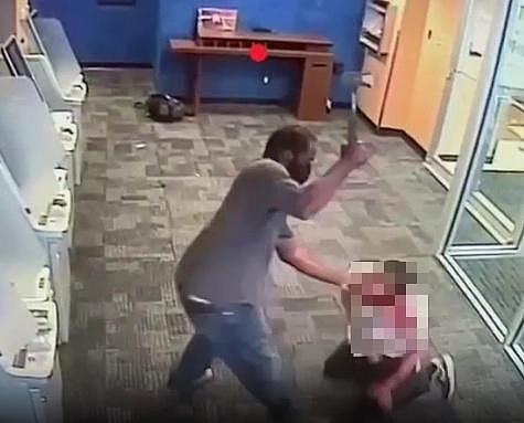 银行监控视频录下了惊人一幕：一非裔男子手持短斧朝他的脸部和腿部狂砍十几斧，鲜血直溅（视频/组图） - 2