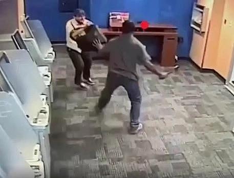 银行监控视频录下了惊人一幕：一非裔男子手持短斧朝他的脸部和腿部狂砍十几斧，鲜血直溅（视频/组图） - 3
