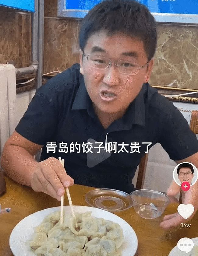 知名网红吐槽青岛饺子太贵，遭当地市民气愤围堵，闹到警察出动解围（组图） - 2