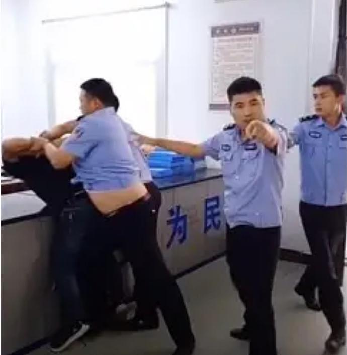 “将大门反锁，拳打脚踢”！中国男子在警局被4名交警打骨折，现场哀嚎声不断，官方紧急回应（视频/组图） - 1