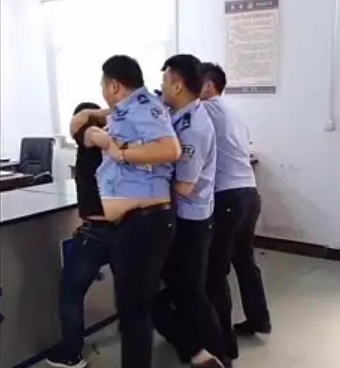 “将大门反锁，拳打脚踢”！中国男子在警局被4名交警打骨折，现场哀嚎声不断，官方紧急回应（视频/组图） - 2